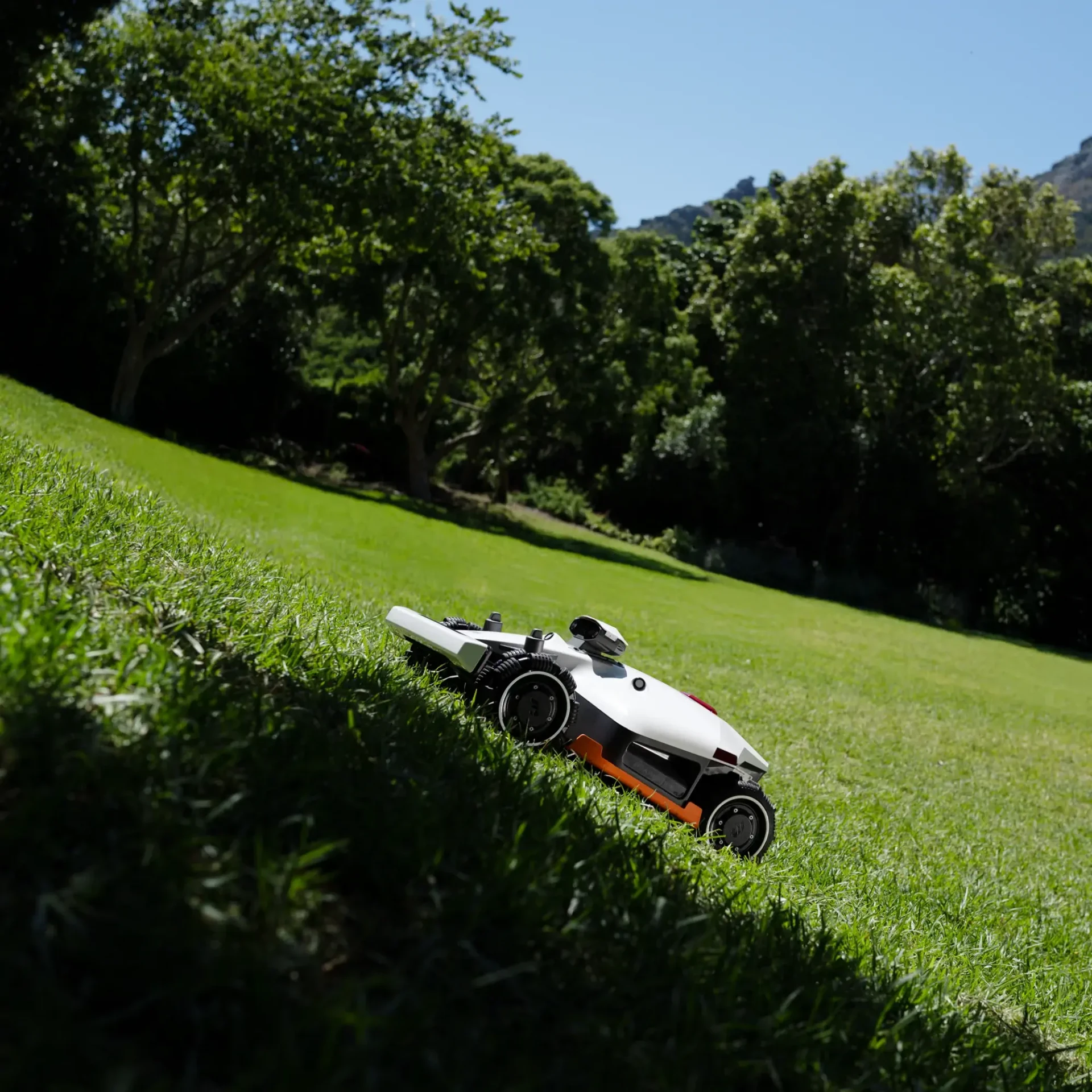 mammotion-LUBA-2-AWD-Maehroboter-4_1920x1920-1.webp